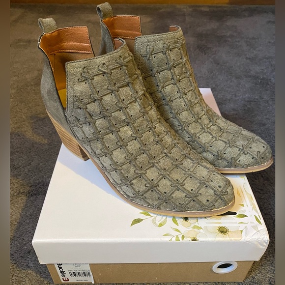 SOLD*Suede Booties - size 7 - Like New - Picture 1 of 4